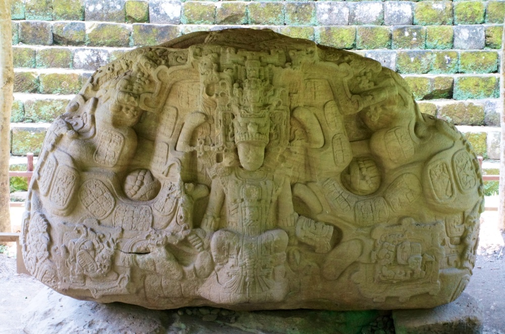 Uno de los altares con dibujos de la cosmovisión de los mayas.